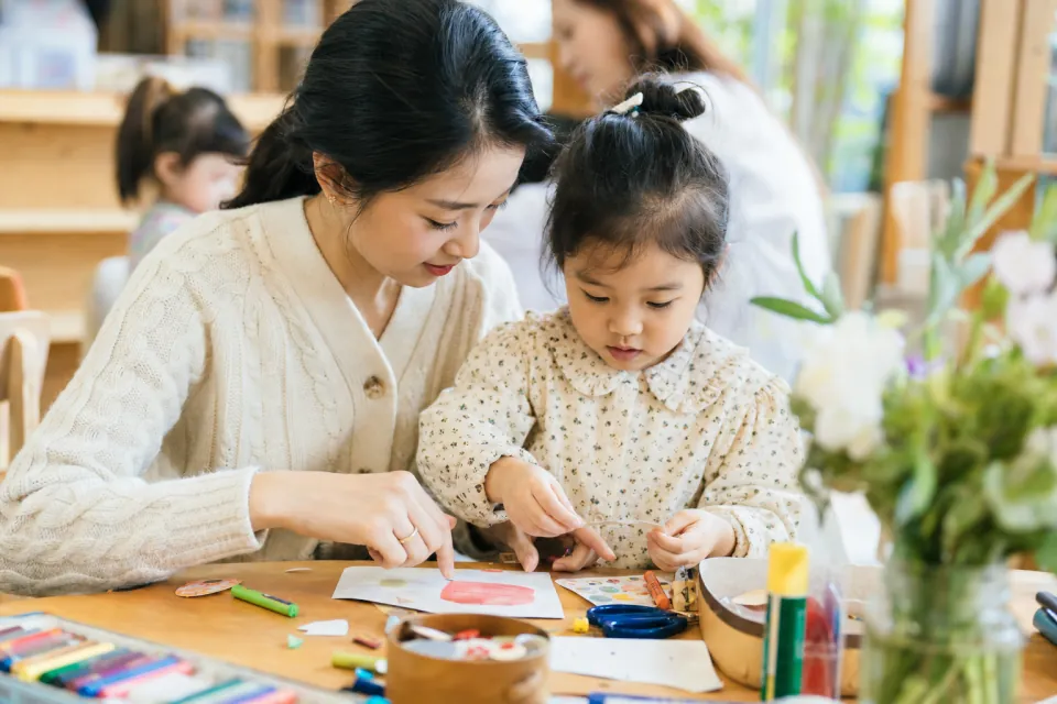 창작 활동을 함께 하는 보호자와 아이를 표현한 브랜드 이미지